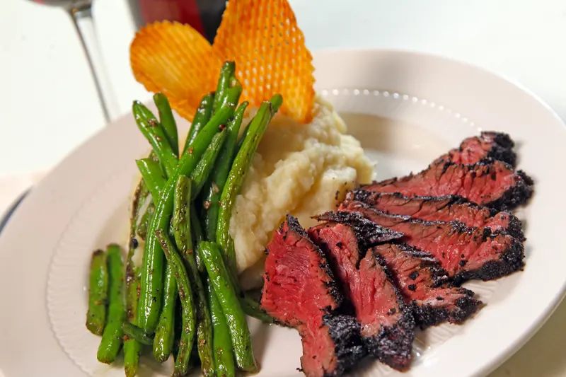 Sliced steak with asparagus and mashed potatoes